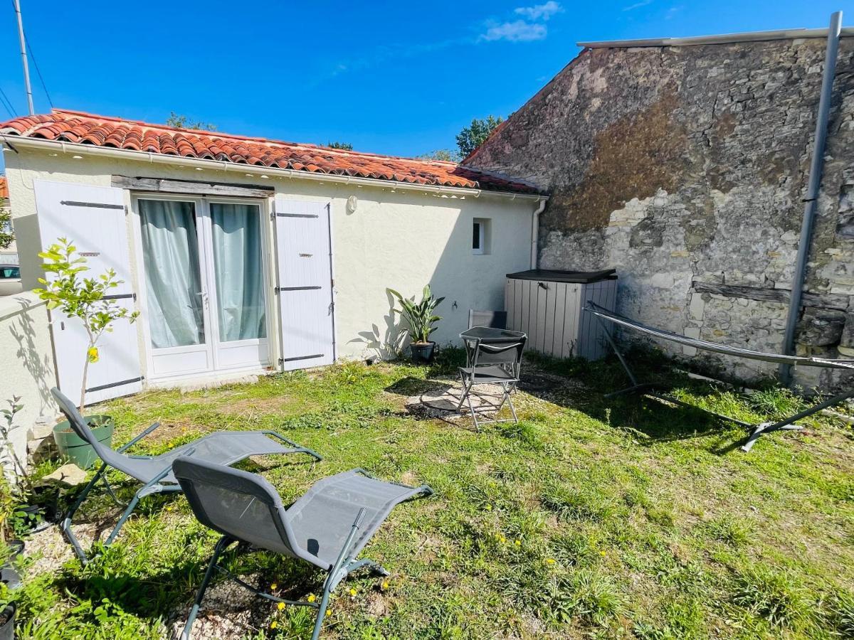 Villa Petite Maison Du Loubat Avec Jardin à Asnières-la-Giraud Extérieur photo